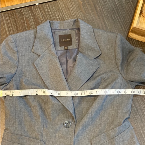 The Limited Gray Structured Blazer in size 8. - Picture 6 of 7